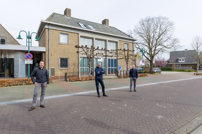 Erik Caelen, Twan van Bommel en Marc Janssen van Stichting Plan Lieshout voor het voormalige Rabo-pand in Lieshout.