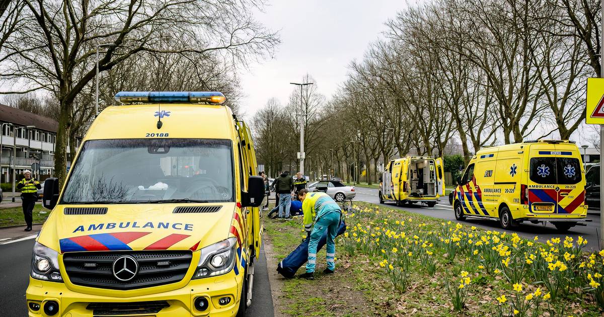 Twee jonge fietssters aangereden op kruising in Tilburg, traumaheli ter plekke.