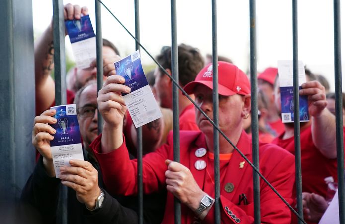 Liverpoolsupporters staan bij de poorten van het Stade de France met hun kaartje voor de finale. (28/05/2022)