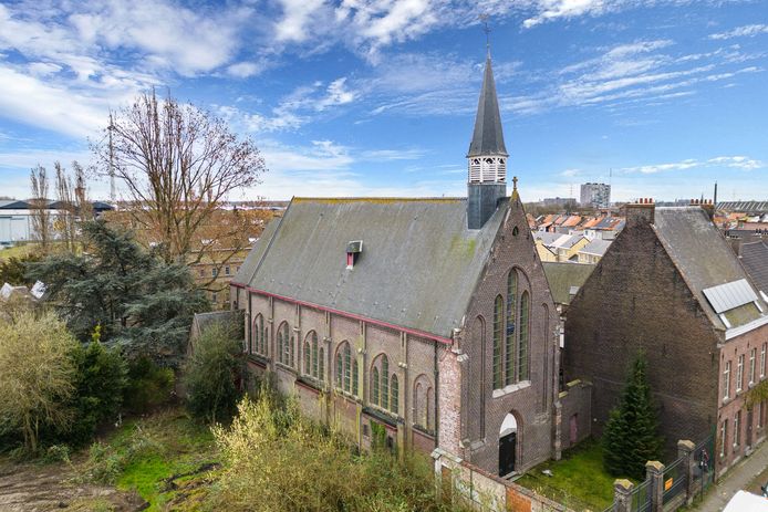 De Sint-Theresia van Avilakerk langs de Meulesteedsesteenweg dateert van 1882.