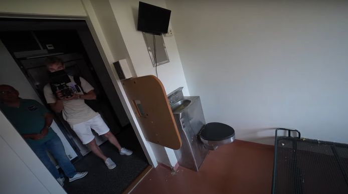 Knol toont de gevangenis-achtige uitstraling van zijn oude kamer.