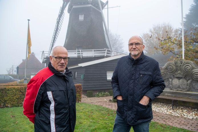 Voorzitter Johan Otten (links) en bestuurslid Gerrit Velten van de Stichting Ommer Molens willen in de zaagschuur van molen Den Oordt weer net als vroeger planken zagen.