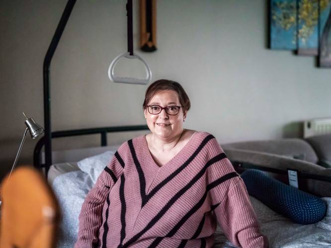 Annick Moyaerts (46) vocht 218 dagen in het ziekenhuis tegen corona: “Toen ik wakker werd, heb ik aan mijn deken gefriemeld. Om te voelen of het wel echt was”