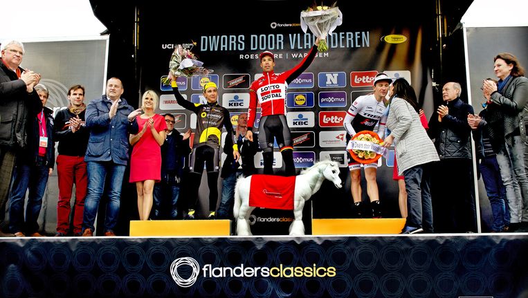 De podiumceremonie na afloop is, buiten de champagne dan, zoals altijd. De Belg Debusschere is de winnaar. Beeld Klaas Jan van der Weij