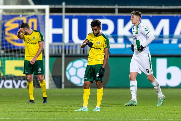 Spelers van Fortuna Sittard (geel/groen) balen na een goal van FC Groningen.