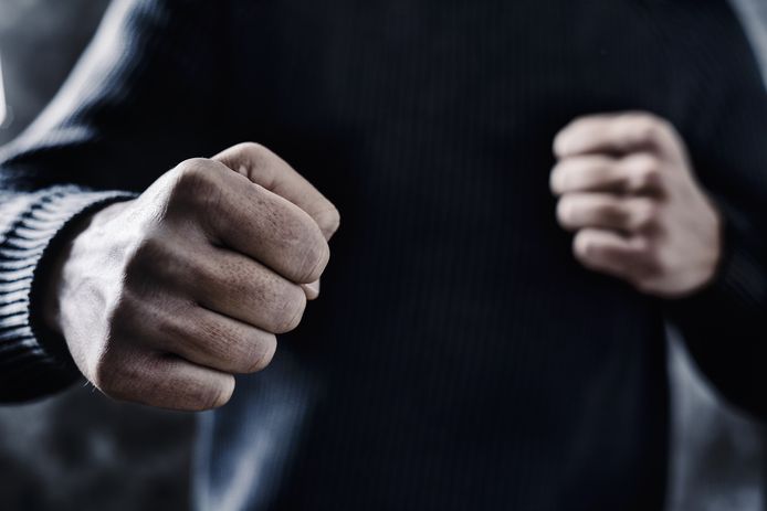De snackbareigenaar wilde naar eigen zeggen ‘geen risico nemen’ toen het slachtoffer naar zijn zaak kwam en sloeg hem in elk geval drie keer in het gezicht. Daarvoor hadden de twee over de telefoon ruzie gehad over geld.