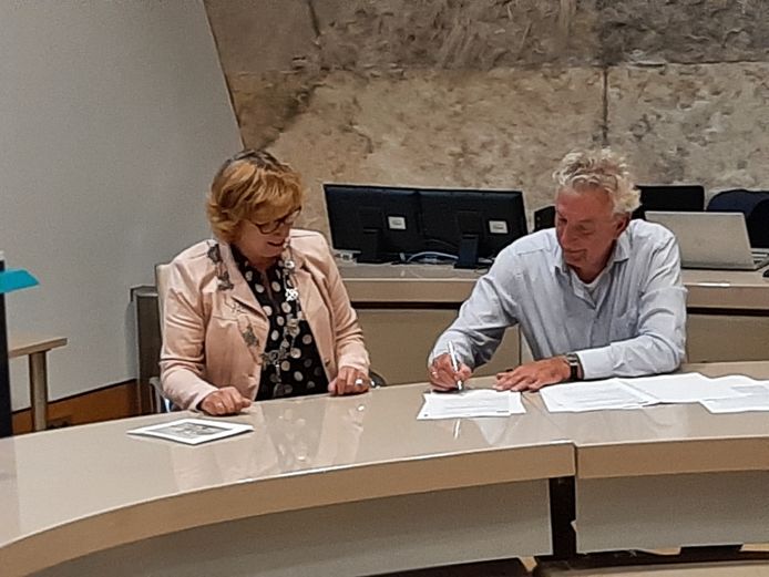 De formele afronding, de contracten worden getekend.