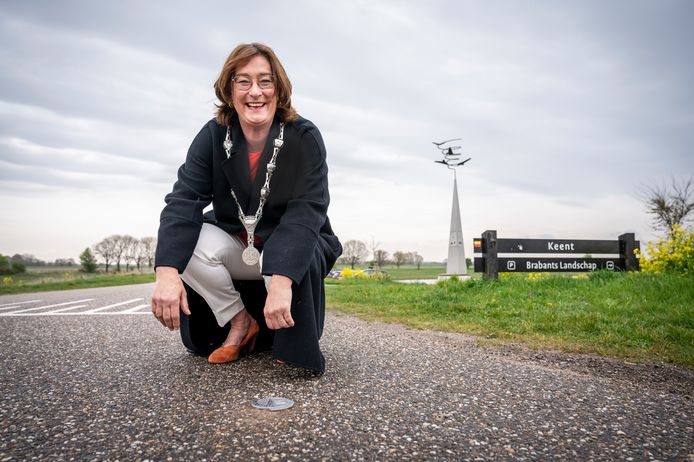 Burgemeester Wobine Buijs bij het ‘vergeten’ vliegveld van Keent in de uithoek van Oss. ,,Ik krijg nog steeds heel veel energie van deze stad.”
