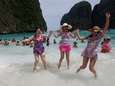 Bekendste strand van Thailand heeft zélf vakantie nodig: toeristen vier maanden lang niet welkom in Maya Bay