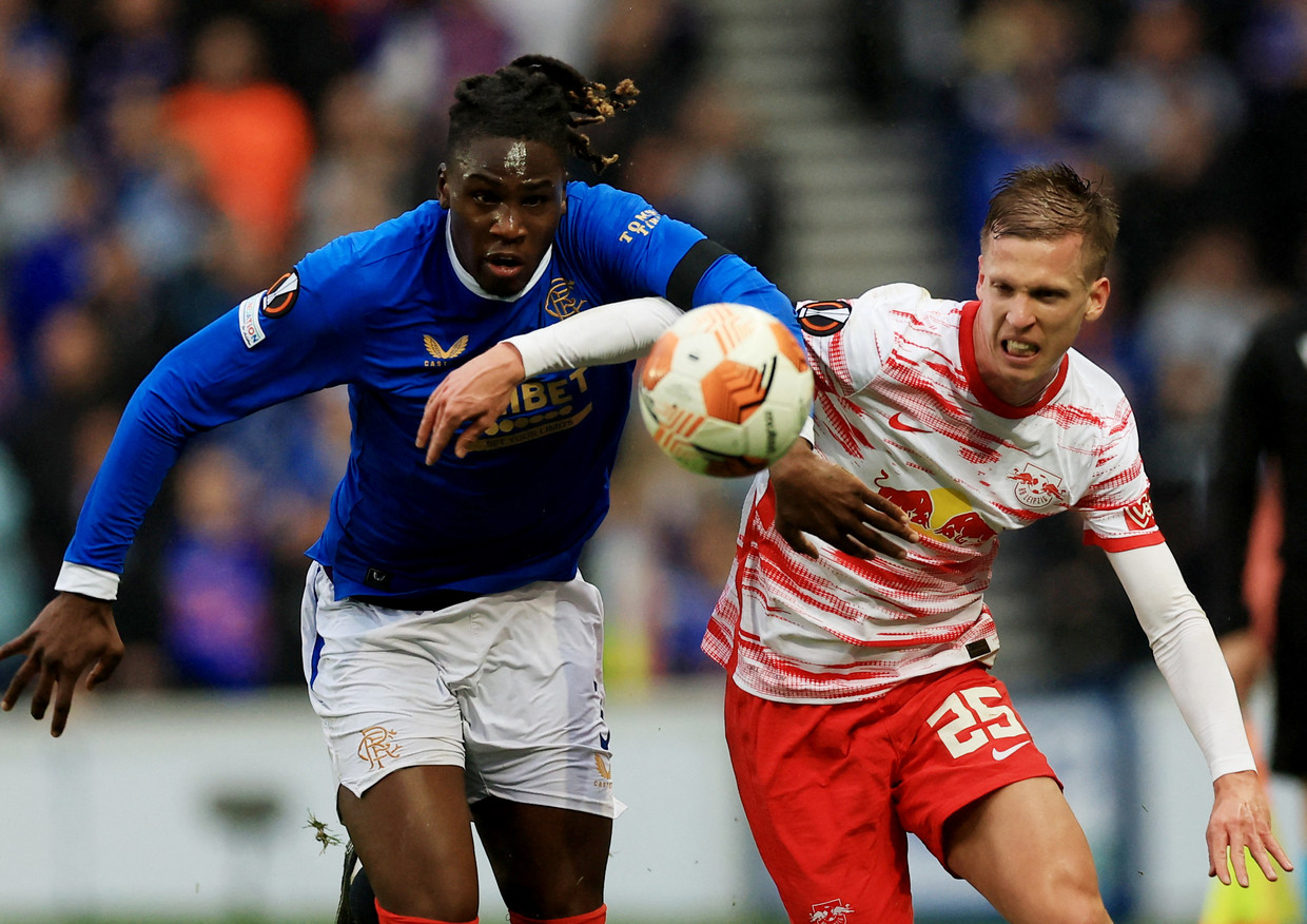Calvin Bassey duelleert met Dani Olmo (RB Leipzig) in de halve finale van de Europa League. Beeld Reuters