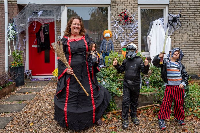 Angelique Schaap met haar zoon Laurens (midden)  & Mette (buurjongen), vorig jaar voor hun halloweenhuis in Bergen op Zoom.