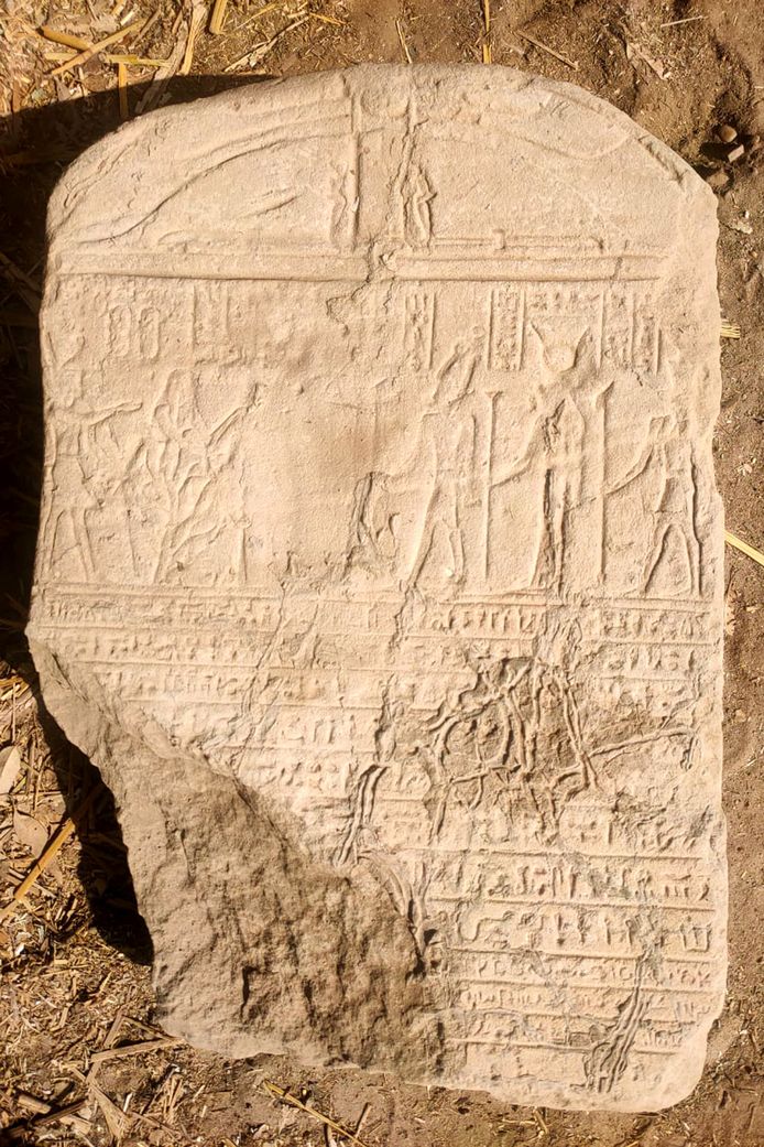 Het opgravingsteam vond ook een “Romeinse zuil met inscripties in Demotisch en hiërogliefen.”