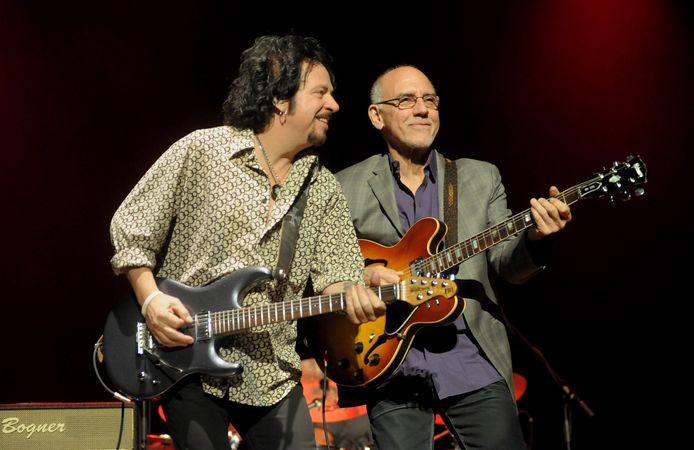 Gitaristen Steve Lukather en Larry Carlton van TOTO.