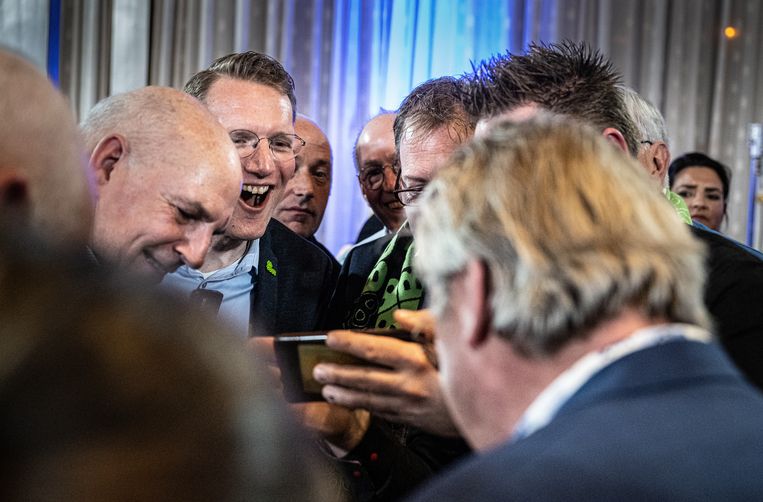BBB’ers in Gelderland volgen in het Gelderse provinciehuis de exit polls uit Overijssel en Noord-Brabant. In het midden (met bril) lijsttrekker Rik Loeters.  Beeld Koen Verheijden