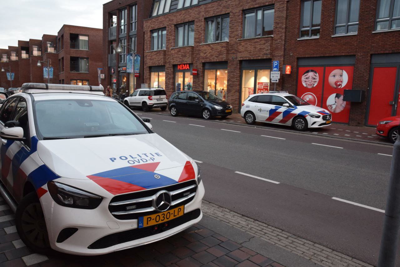 De HEMA aan de Ootmarsumsestraat in Almelo is zaterdagmiddag overvallen. De politie zoekt nog naar de dader van de overval.