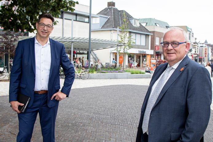 Wethouder Bert Tijhof (l) en  burg Arco Hofland (r) in het centrum van Rijssen. Gemeente Rijssen-Holten is voor derde keer gekozen tot mkb-vriendelijkste gemeente van Nederland.