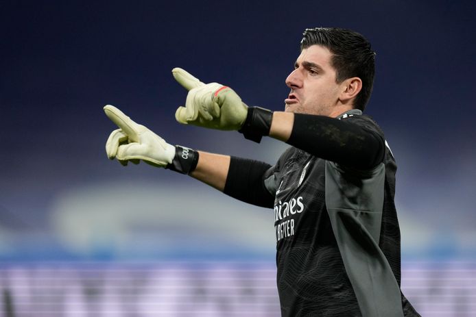 Thibaut Courtois juicht. De keeper speelde een dijk van een match tegen z'n ex-club.