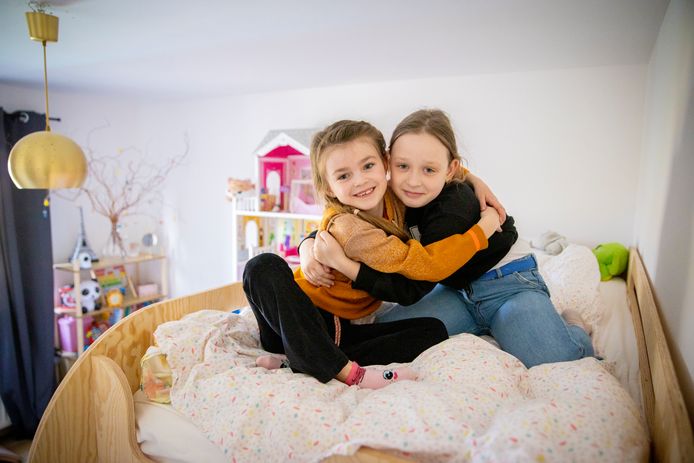 Snel vriendjes worden: deze meisjes kunnen het. De 7-jarige Lily (links) deelt maar al te graag een knuffel en haar speelgoed met de 9-jarige Arina, haar nieuwe speelkameraadje.