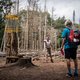 Bij discgolfen moet je de frisbee in de korf krijgen, en daar komt techniek bij kijken