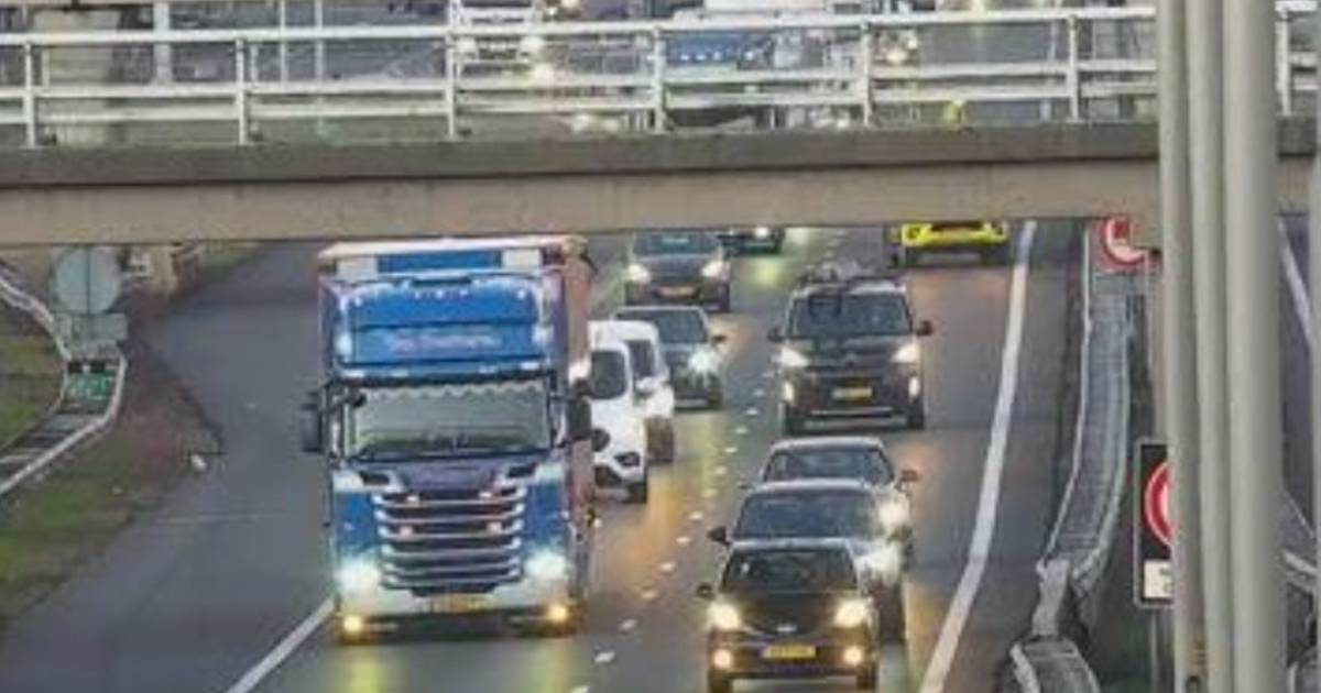 File op A28 door ongeval bij t Harde, vertraging loopt op.