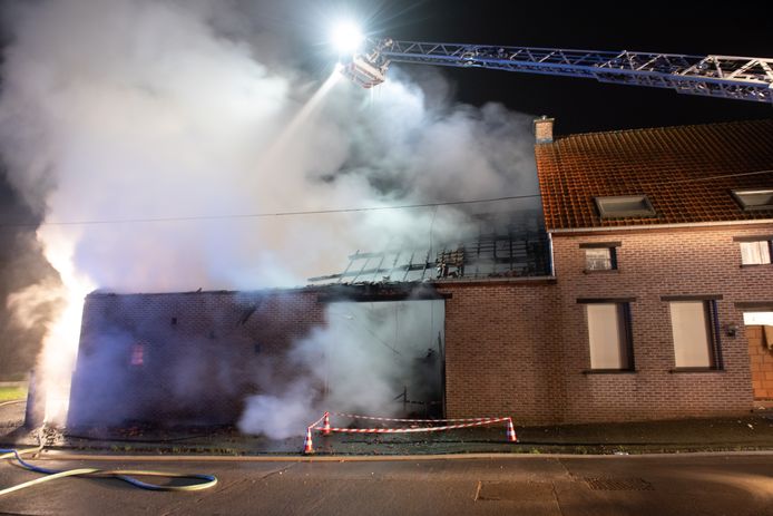 De brandweer kon beletten dat de vlammen oversloegen op de woning, maar het atelier is helemaal vernield.