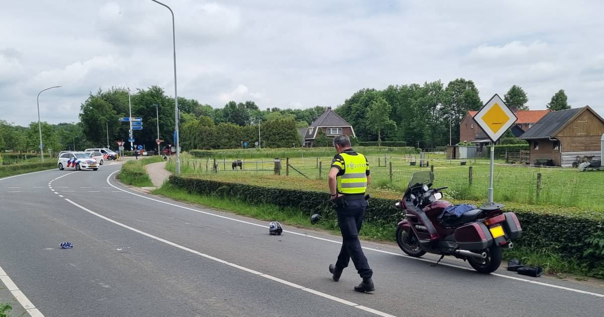 Oversteken gaat helemaal mis: motorrijder en fietser ernstig gewond bij botsing in Baak.