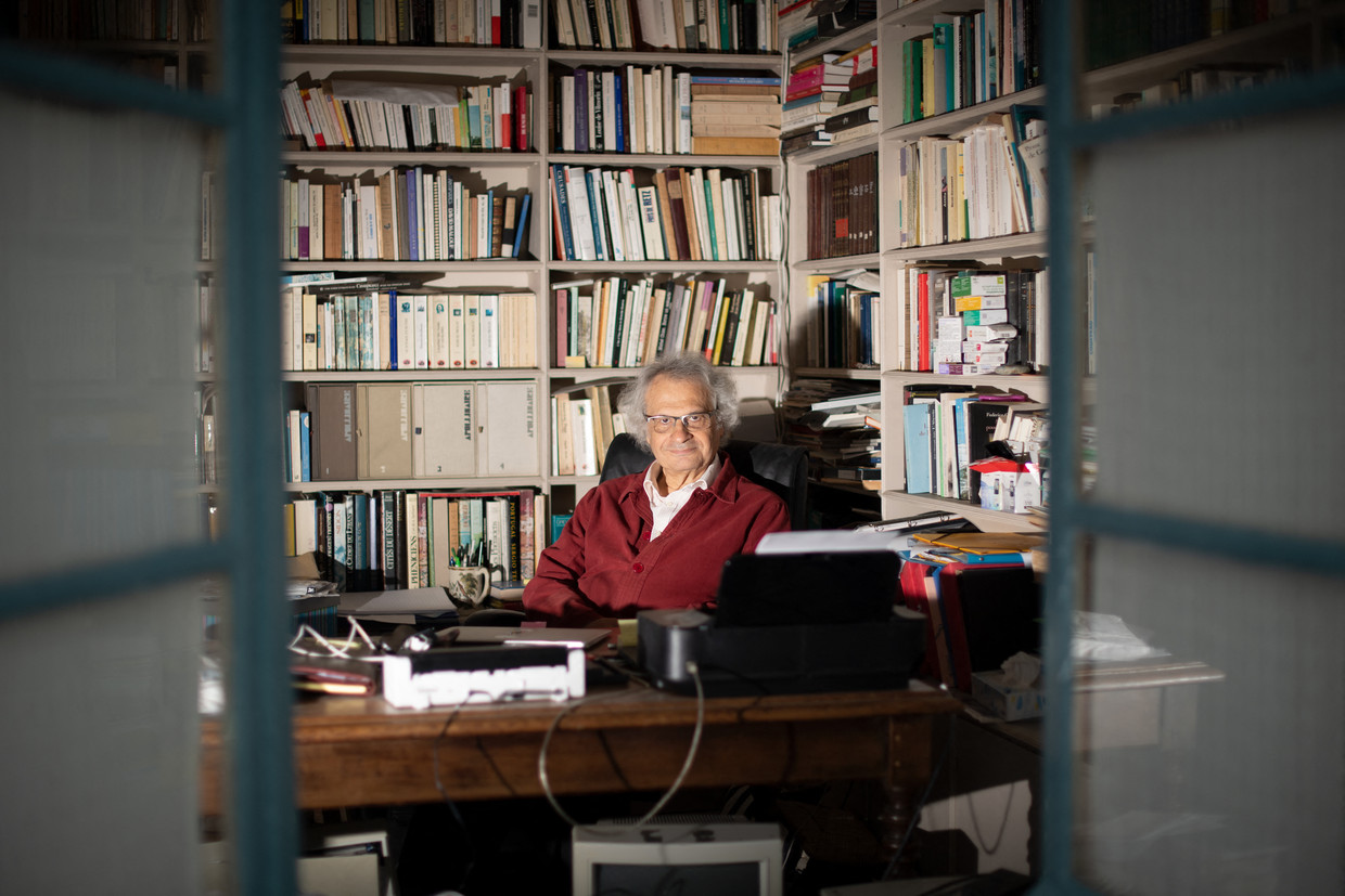 Amin Maalouf in zijn huis in Port-Joinville, Frankrijk. ‘Het oude Athene toont ons dat er misschien geen limieten bestaan aan wat de mensheid kan bereiken.’ Beeld AFP