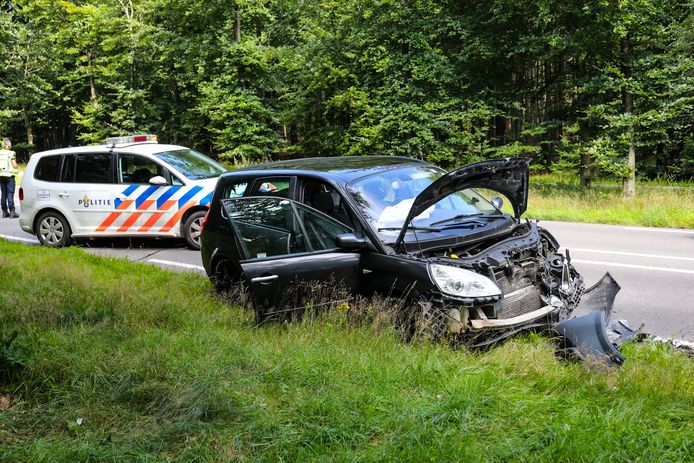 De schade is groot aan een zwarte Renault na een harde kop-startbotsing op de Amersfoortseweg in Apeldoorn.