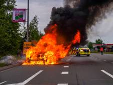 Auto vliegt in brand en komt tot stilstand op De Run in Veldhoven
