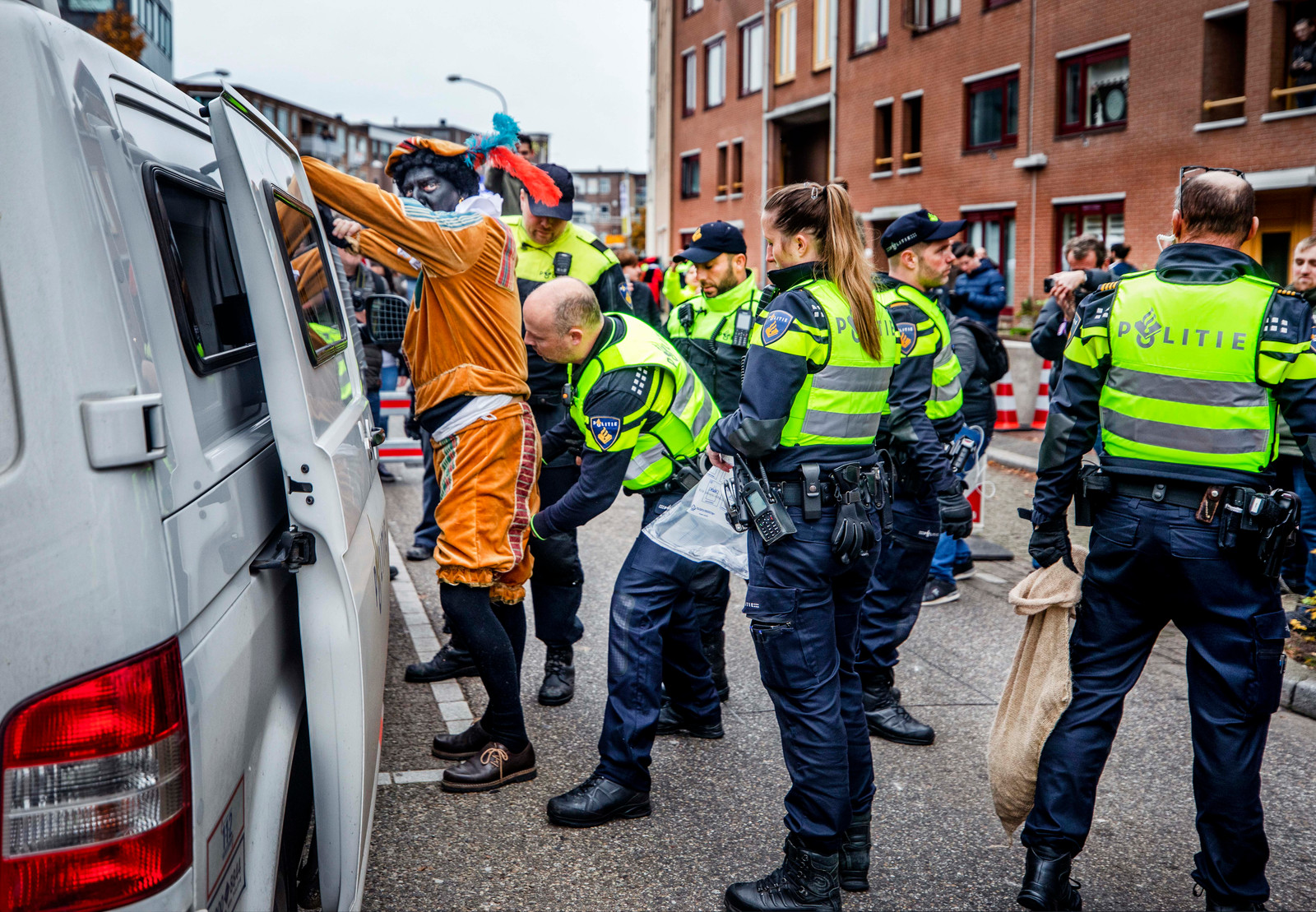 Pegida-voorman Edwin Wagensveld wordt tijdens de intocht van Sinterklaas in Apeldoorn aangehouden. Beeld Â©raymond rutting photography