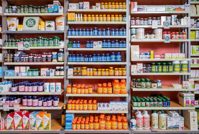 Fabrikanten spelen handig in op de behoefte aan extra vitaminen en preparaten: we kunnen kiezen uit meterslange schappen.