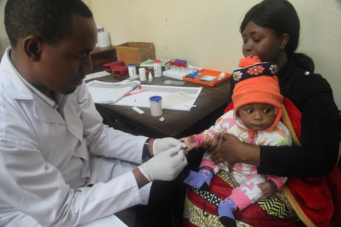 Een kind in Tanzania wordt getest op malaria. De ziekte is een van de belangrijkste oorzaken van kindsterfte op het Afrikaanse continent.