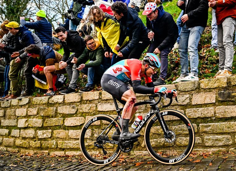 ‘Ik hou net zoveel van de Ronde van Vlaanderen als ParijsRoubaix. Een Waal die de Ronde wint, dat is altijd goed.’ (Foto:
De Lie met gehavende knie en groot verzet op de Kapelmuur tijdens de Omloop Het Nieuwsblad.) Beeld BELGA