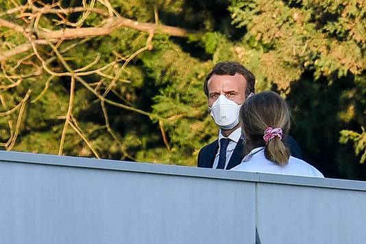 Frans president Macron met mondmasker.