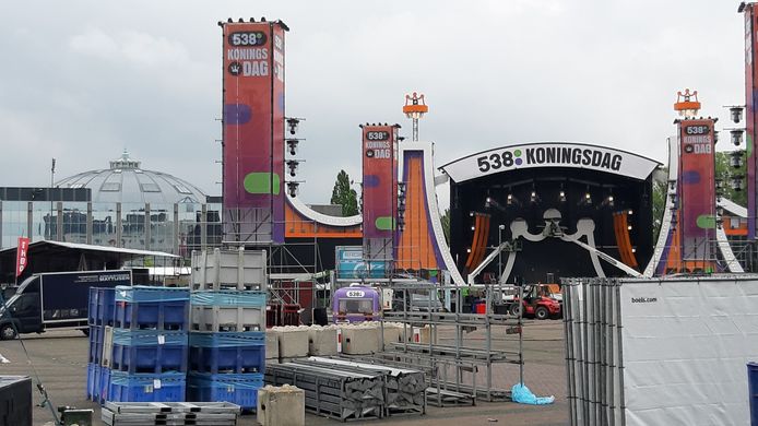 538 Koningsdag op het Chasséveld in Breda, met links de Koepel waar vluchtelingen uit Oekraïne worden opgevangen.