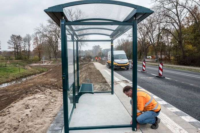 Momenteel wordt de laatste hand gelegd aan de bushaltes langs de 'snelweg’ tussen Beek en Nijmegen. Hier de bushalte bij het tunneltje naar de velden van BVC'12.