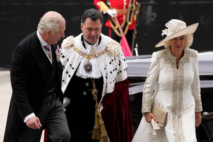 Prince Charles and Camilla are also present: they will replace the Queen, who announced yesterday that she will not attend the service in person.