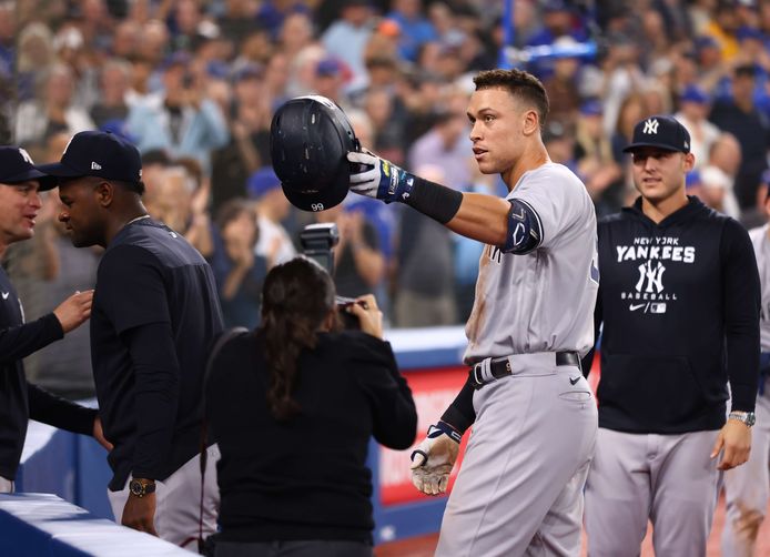 Aaron Judge festeggia il suo 61esimo fuoricampo.