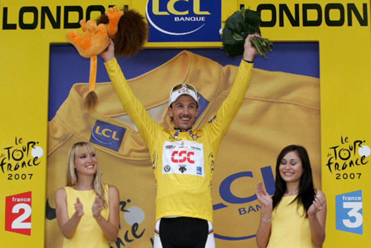 De Zwitserse wielrenner Fabian Cancellara heeft zaterdag in Londen de proloog van de Ronde van Frankrijk gewonnen. Hij had voor de 7,9 kilometer 8 minuten en 50 seconden nodig. (EPA) Beeld 