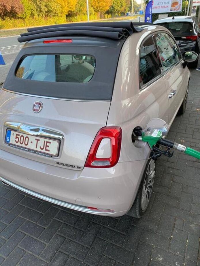 Een Fiat 500 met nummerplaat '500 - TJE' rijdt door Lint.