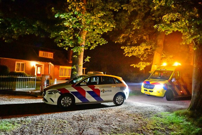 Een ouder echtpaar is vannacht vannacht overvallen in hun woning aan de Grevenschutweg in Valkenswaard.