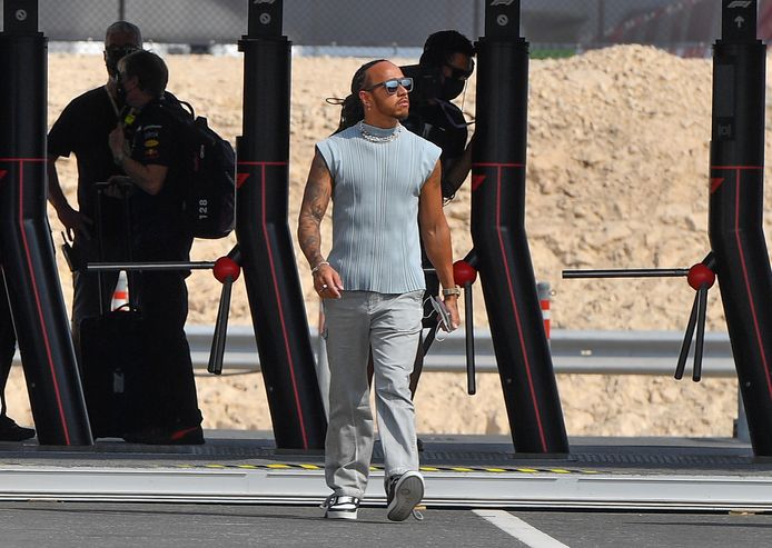 Lewis Hamilton arriveer op het circuit in Doha.