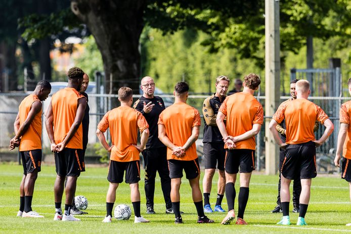 Willem II-trainer Fred Grim geeft uitleg tijdens een training.