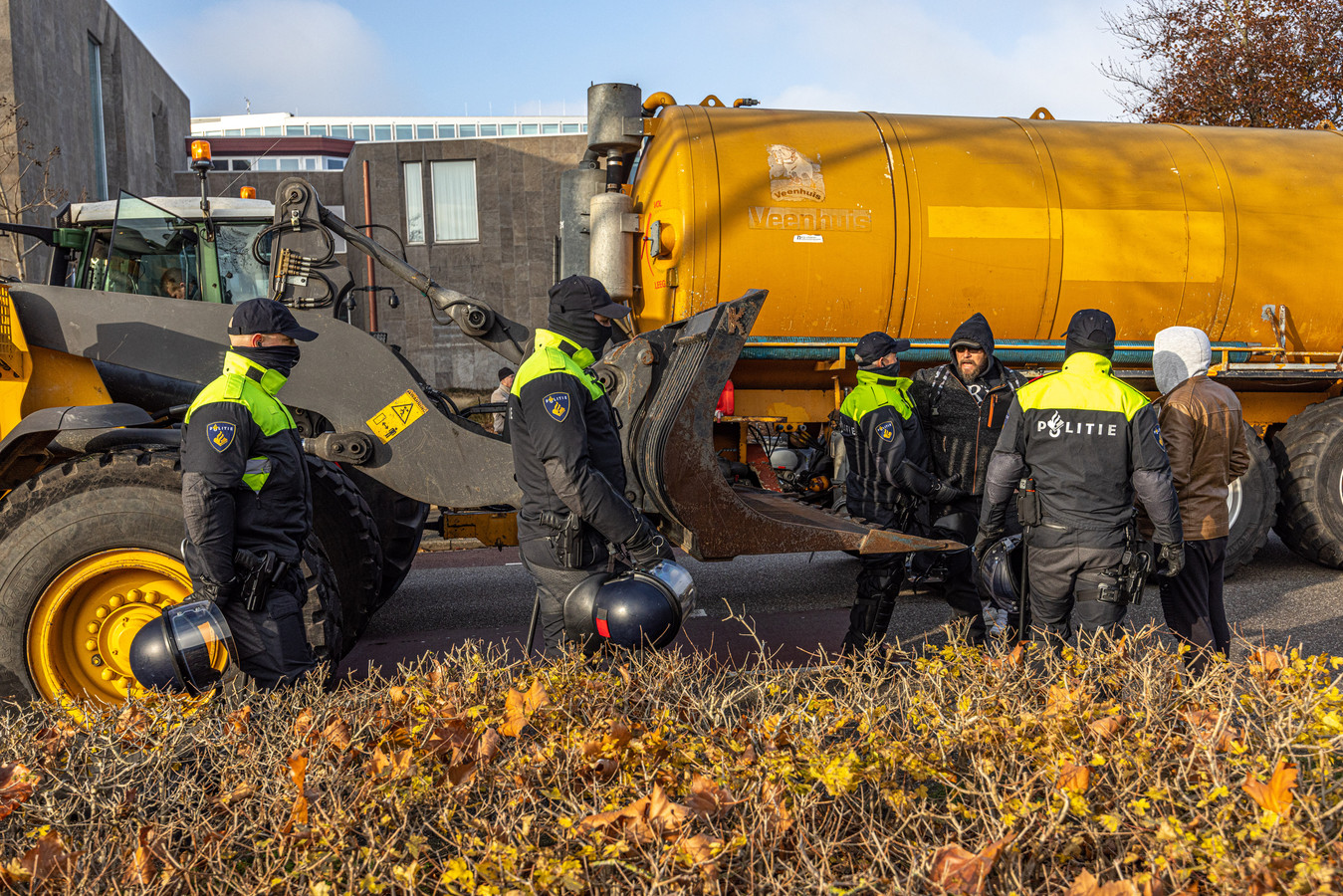 Burgemeester Peter Snijders kondigde een noodbevel af waarmee hij de aanwezigheid van giertanks in Zwolle verbood. Een aantal trekkers met giertank bereikte het provinciehuis wel. Anderen zijn op weg naar Zwolle door de politie tegengehouden.