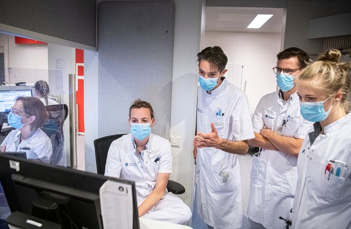 Seh-arts Donna van den Bersselaar zit achter een computerscherm. Samen met een verpleegkundige houden ze de regie. Ze bepalen welke patiënt naar binnen mag, diegenen die er het slechtst aan toe zijn, gaan voor.