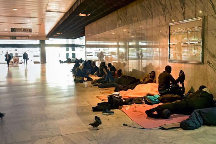 Des migrants en transit à la gare du Nord, à Bruxelles.