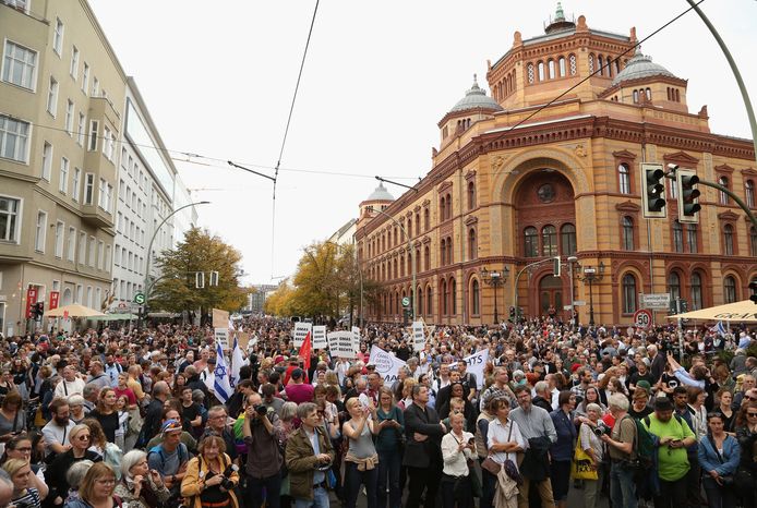Duizenden mensen kwamen in Berlijn op straat tegen het oprukkende antisemitisme en extreem-rechtse geweld in Duitsland.