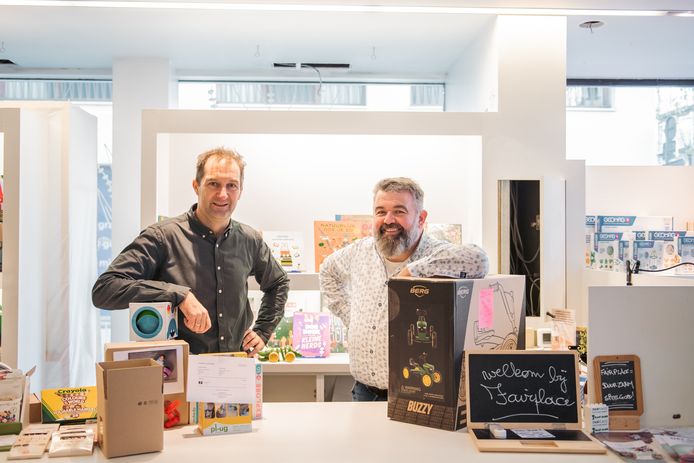 Christophe en Yves aan de toog in hun winkel/afhaalpunt in Kortrijk.