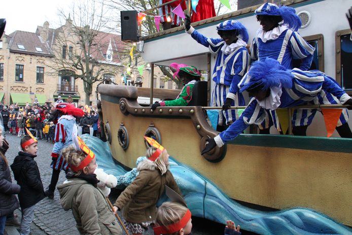 De kinderen waren enthousiast toen de stoomboot passeerde.