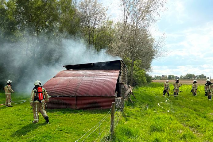 In de Pontweg aan de achterzijde van het Putbosstadion in Papegem brandde zaterdagnamiddag een paardenstal uit.